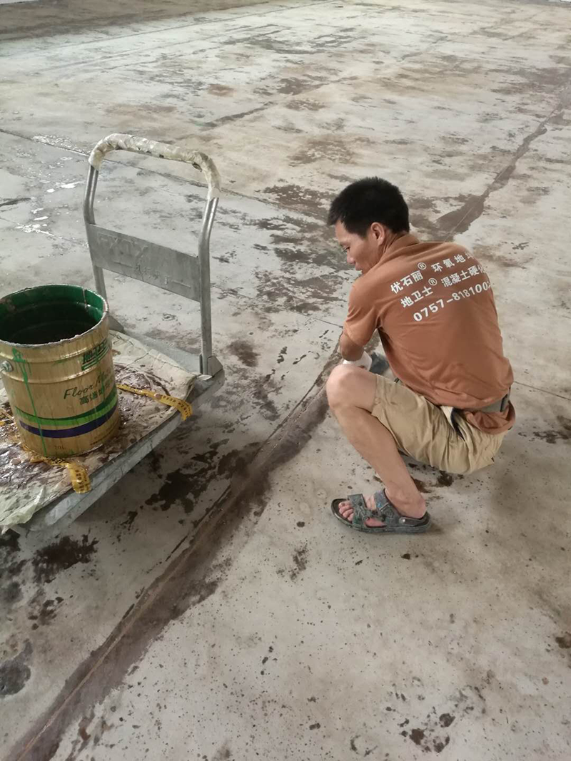 裂縫修補,坑洞修補,地衛士地坪,環氧地坪漆,地坪漆施工工程,破損地面修復