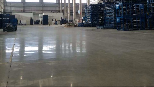 汽車(chē)零部件生產(chǎn)廠商選擇水泥固化劑地坪