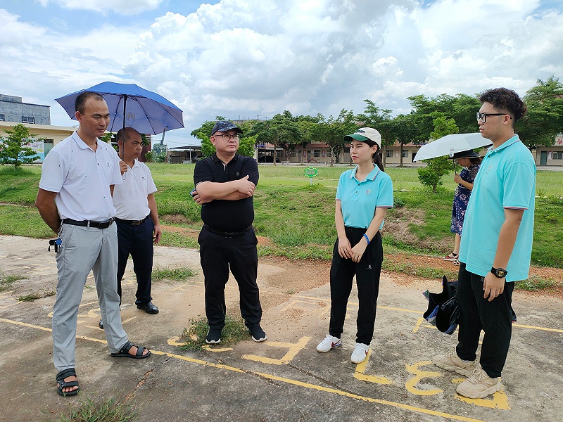 梧村垌小學(xué)校長為優(yōu)石麗總經(jīng)理陳文定介紹學(xué)校運(yùn)動場環(huán)境圖
