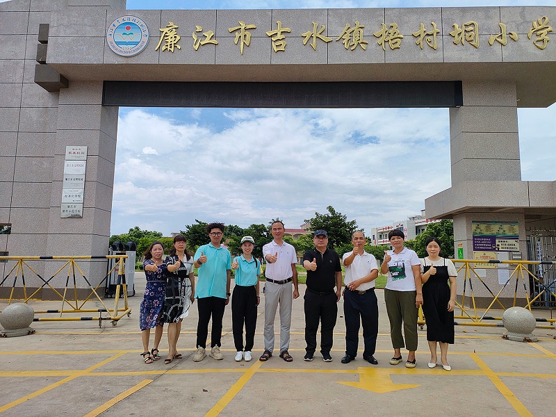 佛山優(yōu)石麗總經(jīng)理陳文定在梧村垌小學(xué)考察合影